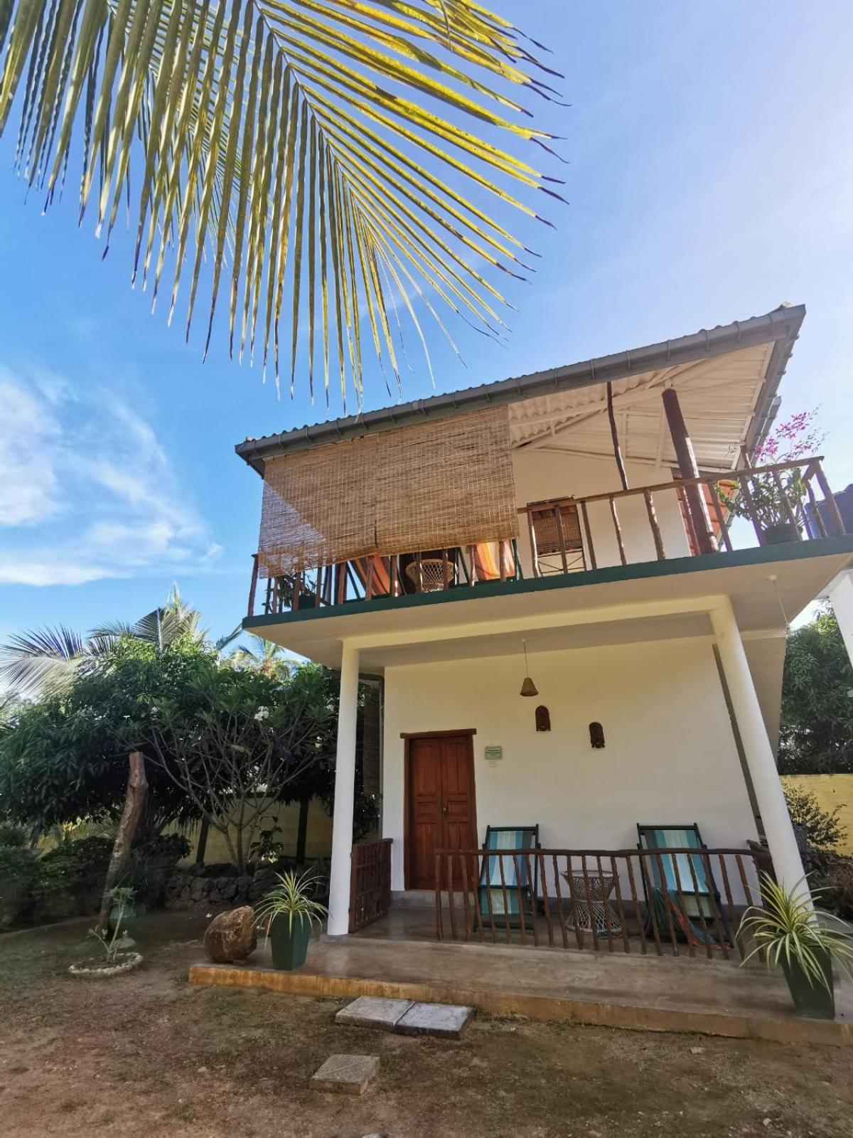 Blue Skies Guest House And Restaurant Tangalle Exterior photo